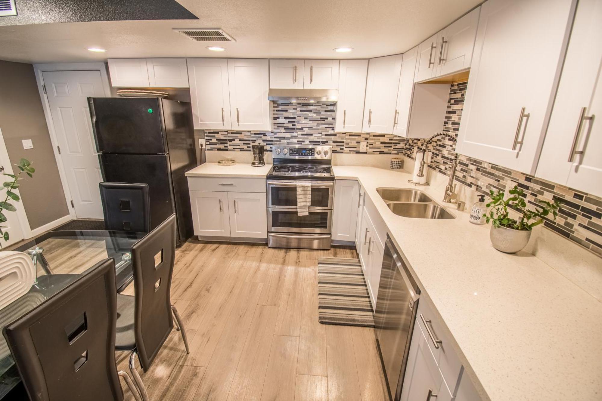 Spacious 2-Bedroom Townhouse With Pool & Private Patio In Central Las Vegas Eksteriør billede