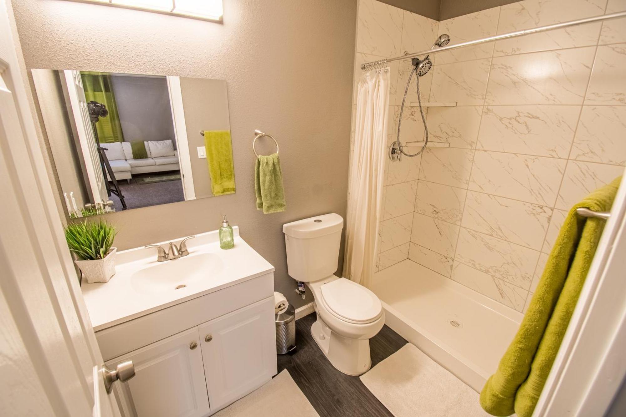 Spacious 2-Bedroom Townhouse With Pool & Private Patio In Central Las Vegas Eksteriør billede