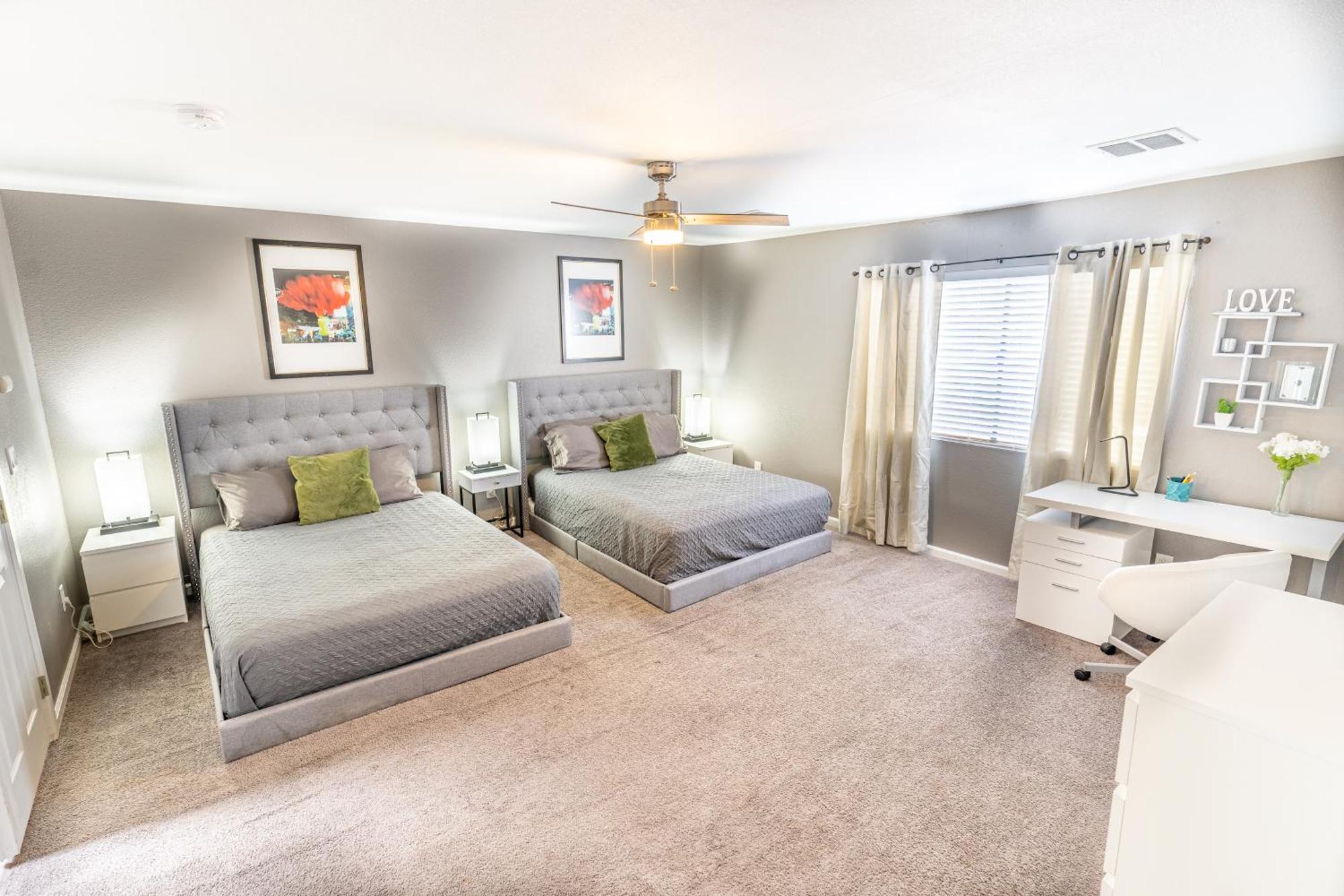 Spacious 2-Bedroom Townhouse With Pool & Private Patio In Central Las Vegas Eksteriør billede