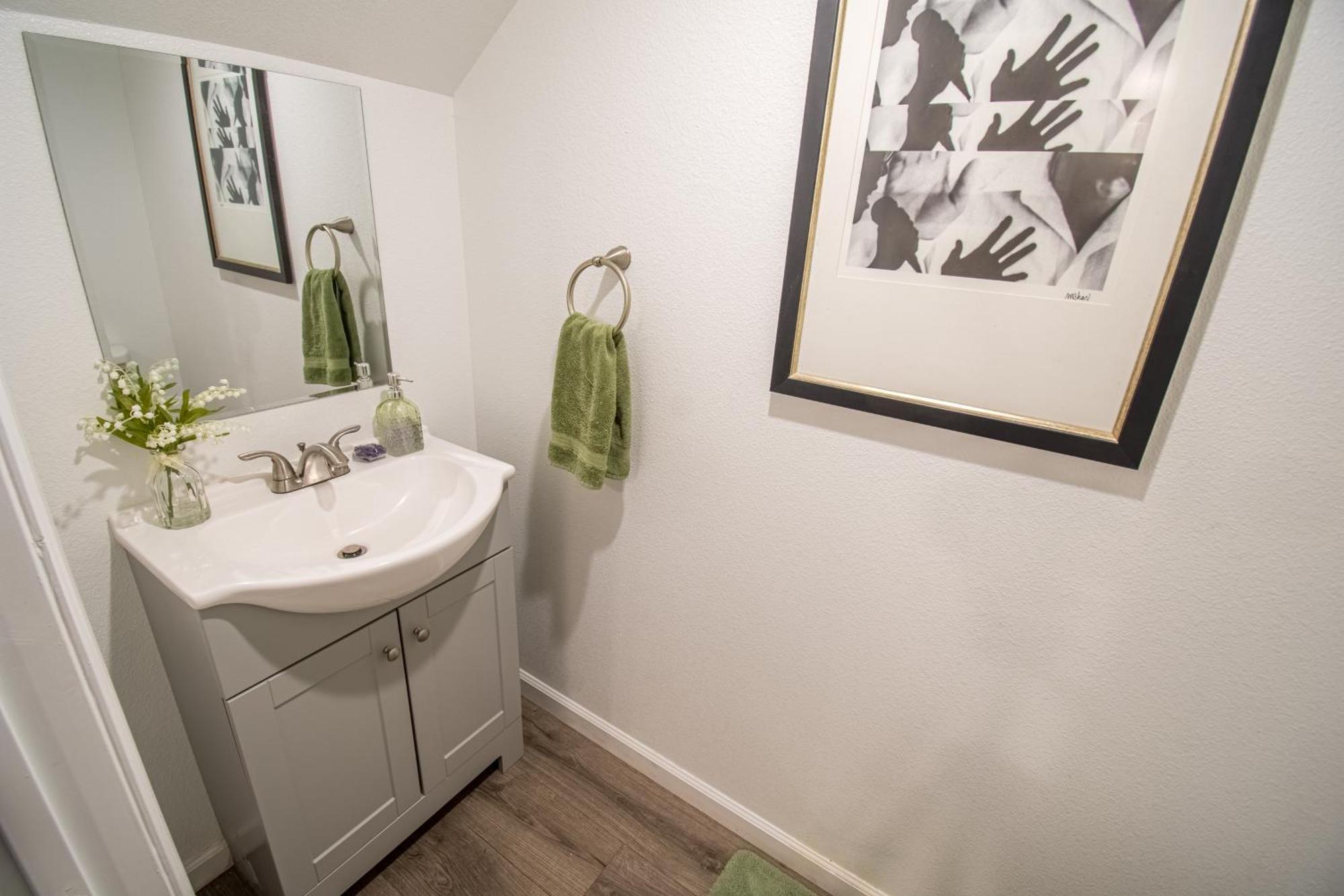 Spacious 2-Bedroom Townhouse With Pool & Private Patio In Central Las Vegas Eksteriør billede