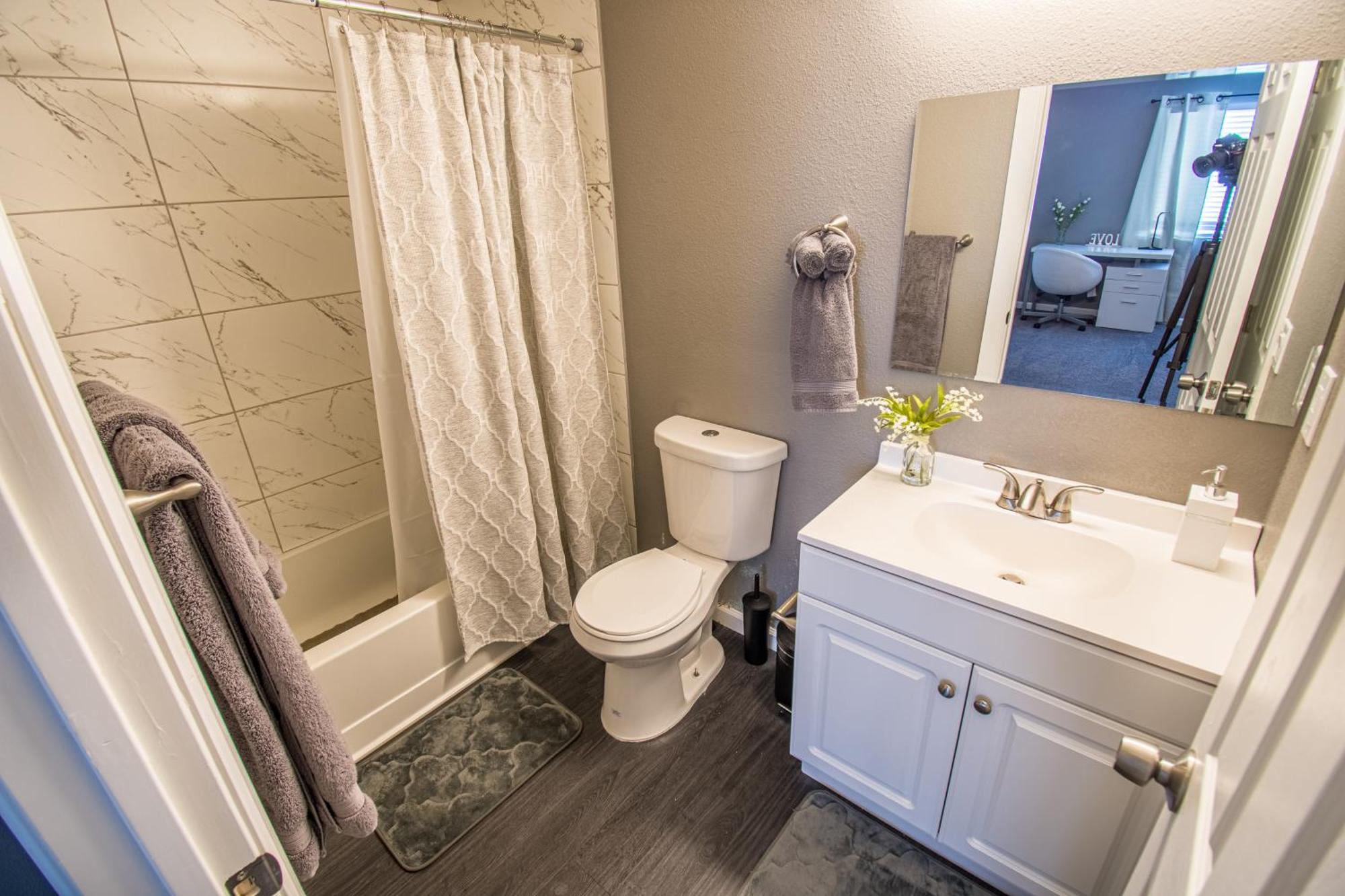 Spacious 2-Bedroom Townhouse With Pool & Private Patio In Central Las Vegas Eksteriør billede