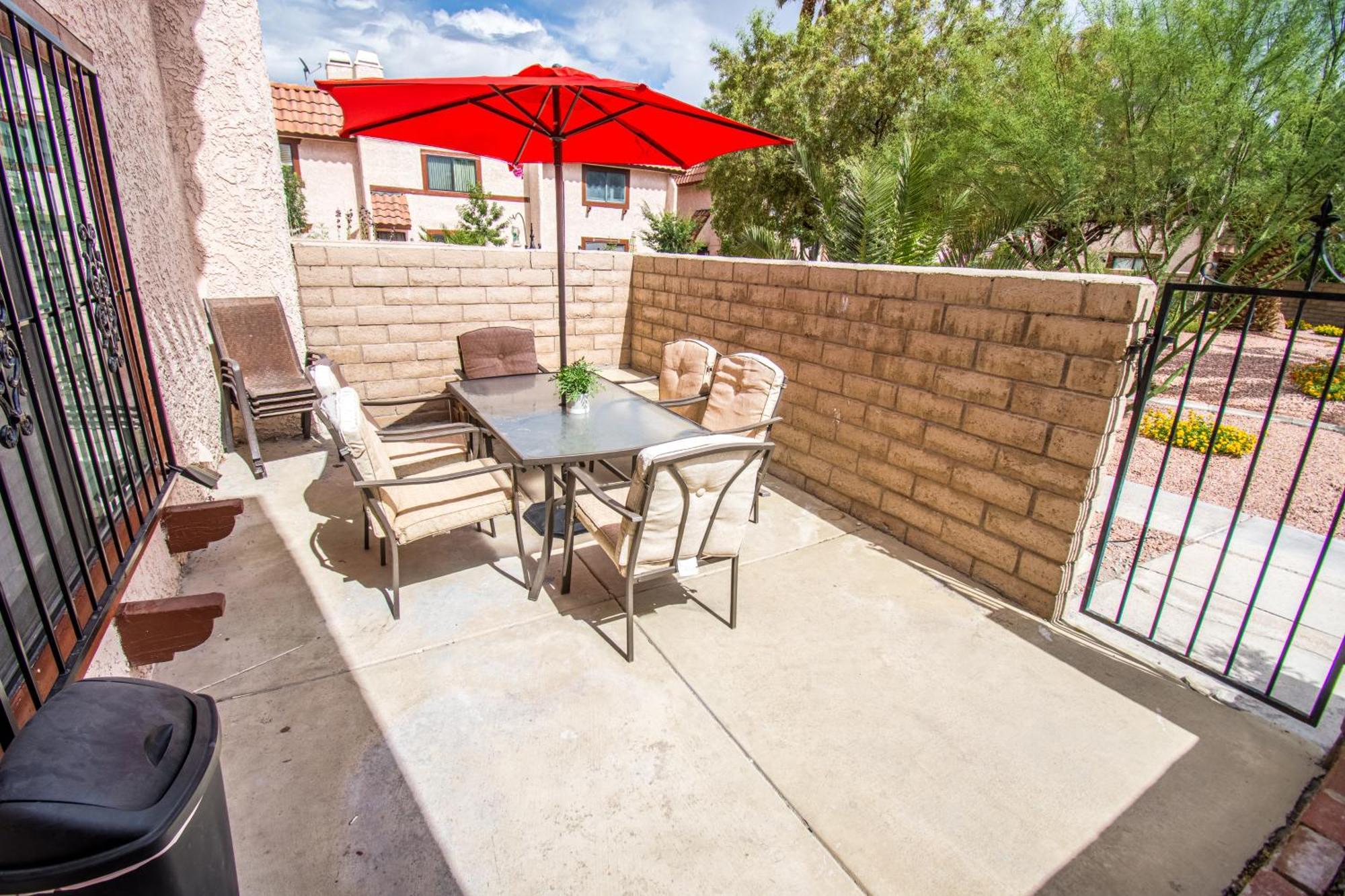 Spacious 2-Bedroom Townhouse With Pool & Private Patio In Central Las Vegas Eksteriør billede